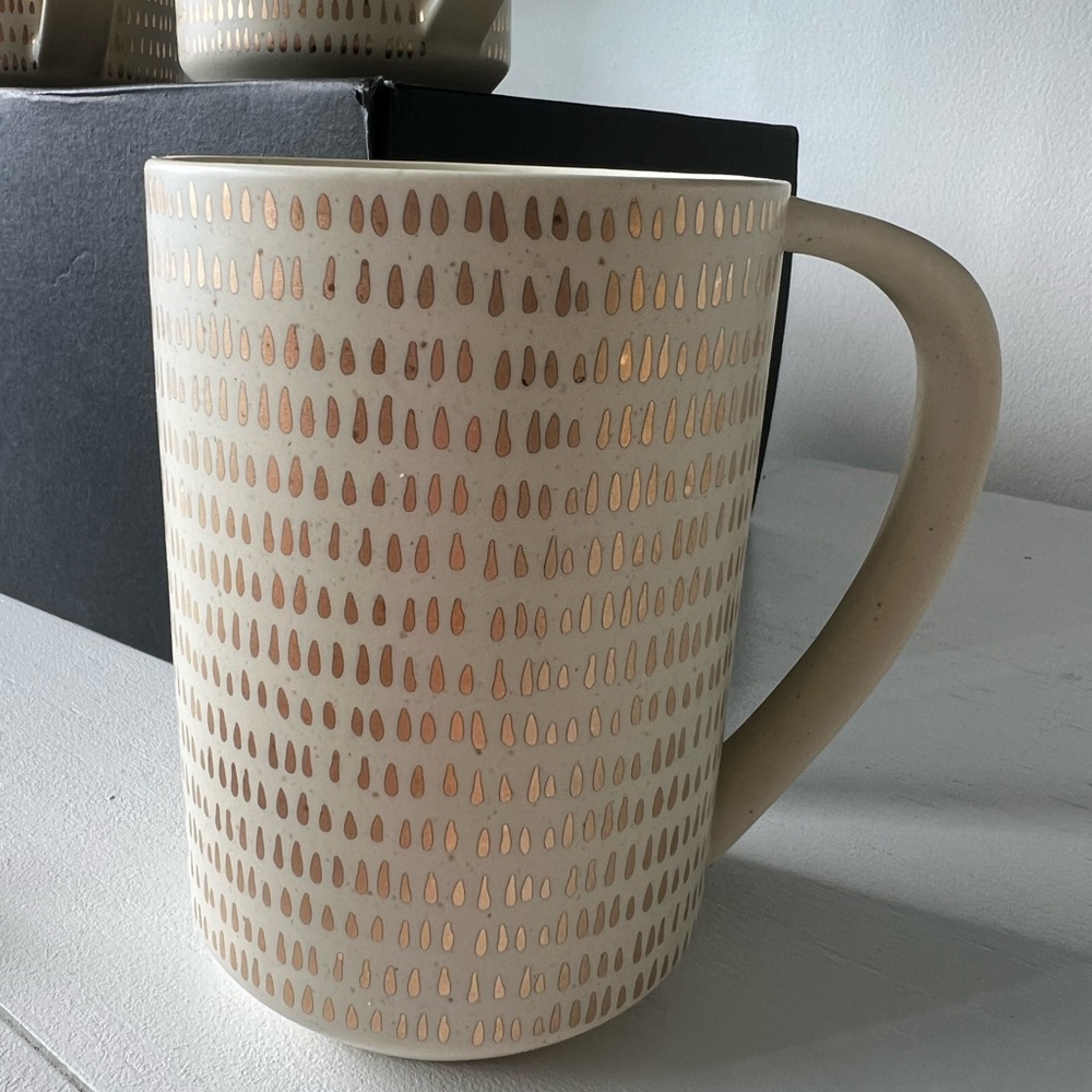 Calvin Klein Cream and Gold Dining Mugs Set 16oz - Picture 4 of 7